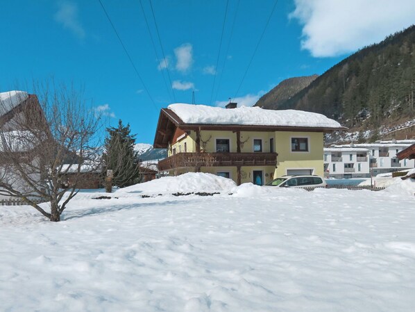Wolke, Himmel, Schnee, Daytime, Eigentum, Berg, Gebäude, Fenster, Steigung, Haus