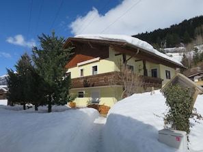 Himmel, Wolke, Gebäude, Schnee, Fenster, Pflanze, Steigung, Haus, Baum, Hütte
