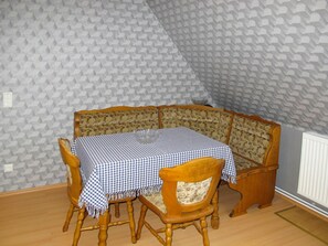 Pièce, Meubles, Propriété, Sol, Produit, Jaune, Table, Chaise, Design Intérieur, Mur