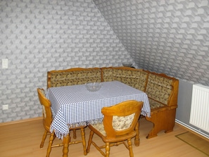 Pièce, Meubles, Propriété, Sol, Produit, Jaune, Table, Chaise, Design Intérieur, Mur