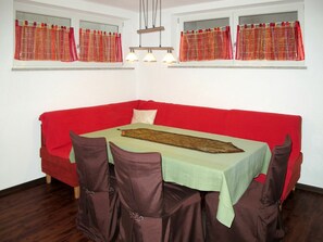 Zimmer, Rot, Möbel, Eigentum, Interior Design, Tischdecke, Tabelle, Fensterabdeckung, Fensterbehandlung, Wand