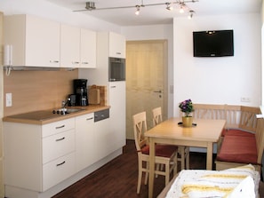 Zimmer, Möbel, Eigentum, Interior Design, Gebäude, Fussboden, Küche, Cabinetry, Decke, Haus