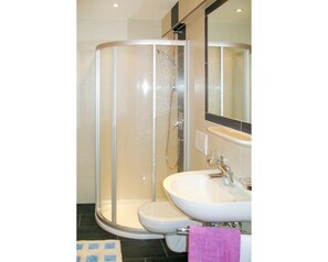 Badezimmer, Eigentum, Zimmer, Armatur, Fliese, Wand, Zapfhahn, Interior Design, Duschtür, Die Architektur