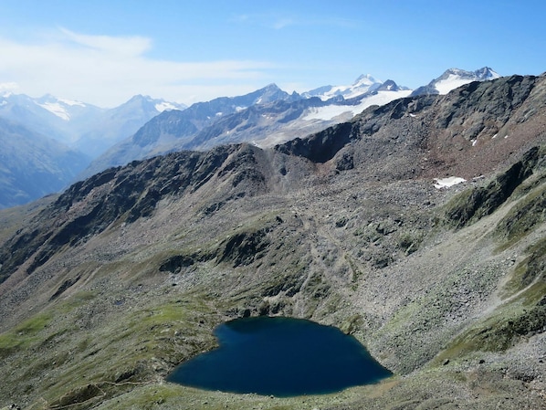 Berg, Himmel, Wasser, Wolke, Natürliche Landschaft, Steigung, Terrain, See, Landschaft