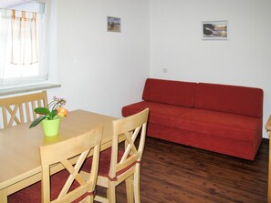 Zimmer, Möbel, Eigentum, Fussboden, Tabelle, Interior Design, Wohnzimmer, Wand, Gebäude, Haus