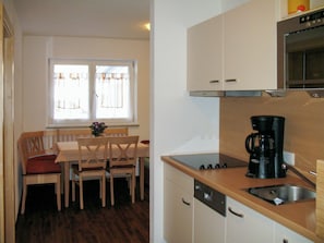 Zimmer, Eigentum, Möbel, Gebäude, Küche, Haus, Fussboden, Interior Design, Tabelle, Grundeigentum