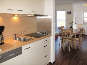 Countertop, Zimmer, KĂŒche, Cabinetry, Eigentum, Möbel, Interior Design, Fussboden, GebĂ€ude, Haus