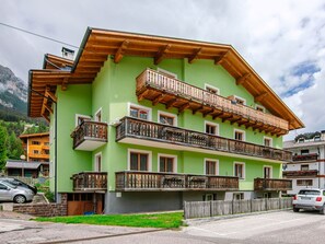 Bâtiment, Roue, Propriété, Ciel, Nuage, Fenêtre, Véhicule, Voiture, Design Urbain