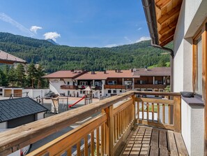 Himmel, Gebäude, Wolke, Holz, Baum, Fenster, Haus, Die Architektur, Veranda, Wohngebiet