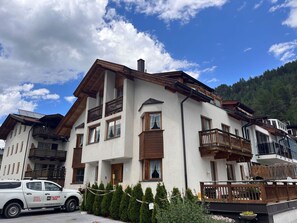 Wolke, Himmel, Gebäude, Rad, Fenster, Fahrzeug, Pflanze, Auto, Haus