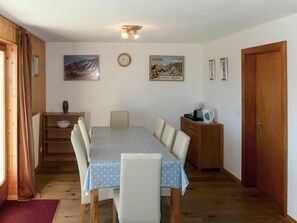 Room, Property, Furniture, Floor, Building, Hardwood, Dining Room, Table, House, Ceiling