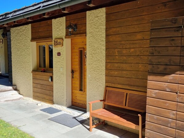 Building, Wood, Shade, Door, Outdoor Bench, Brick, Window, Brickwork, Cottage, Siding