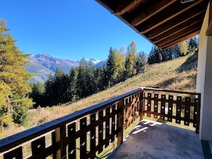 Ciel, Plante, Propriété, Bâtiment, Montagne, Bois, Arbre, Clôture, Porche, Maison