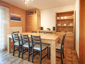 Table, Meubles, Propriété, Cabinetry, Chaise, Comptoir, Bois, Design Intérieur, Éclairage, Cuisine