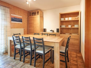 Table, Meubles, Propriété, Cabinetry, Chaise, Comptoir, Bois, Design Intérieur, Éclairage, Cuisine