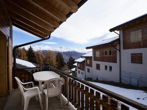 Ciel, Propriété, Fenêtre, Meubles, Neige, Nuage, Bâtiment, Bois, Montagne, Porche