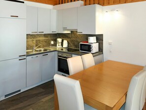 Room, Property, Countertop, Kitchen, Furniture, Cabinetry, Interior Design, Building, Major Appliance, Floor