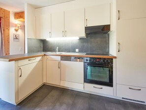 Cabinetry, Countertop, Gebäude, Küchengerät, Herd, Küche, Holz, Haushaltsgerät, Interior Design, Herd