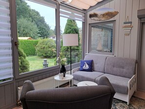 Plante, Propriété, Meubles, Canapé, Bâtiment, Ombre, Design Intérieur, Fenêtre, Salon, Éclairage