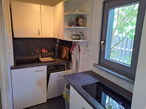Cabinetry, Propriété, Comptoir, Cuisinière, Fenêtre, Appareil De Cuisine, Gaz Poele, Cuisine, Design Intérieur, Bois
