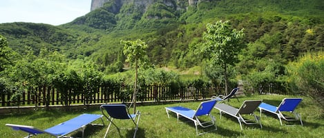 La montagne des 3 Becs : vue panoramique depuis le jardin et les terrasses 