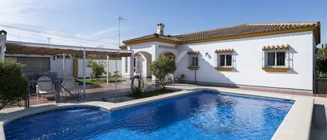 Water, Sky, Plant, Property, Swimming Pool, Building, Cloud, Shade, Leisure, Residential Area