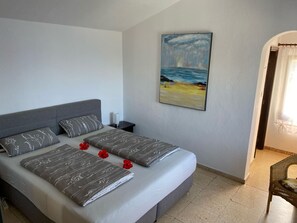 Furniture, Building, Comfort, House, Textile, Lighting, Interior Design, Flooring, Living Room, Floor