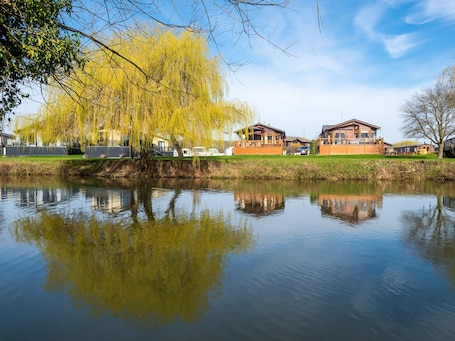 Kingfisher Lodge has stunning views of the River Avon.