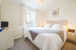 King size bed with en suite shower room
