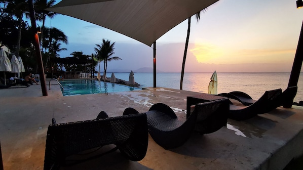 The infinity pool and the restaurant/bar overlooking the private beach.