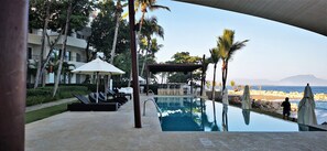 The infinity pool and its restaurant/bar are the best places where to chill.
