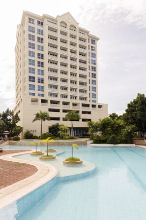 pool view 