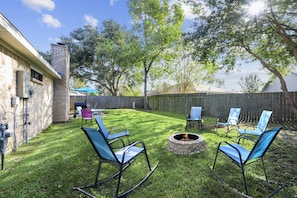 S'mores anyone? Enjoy making lifelong memories around the Solo Fire Pit.