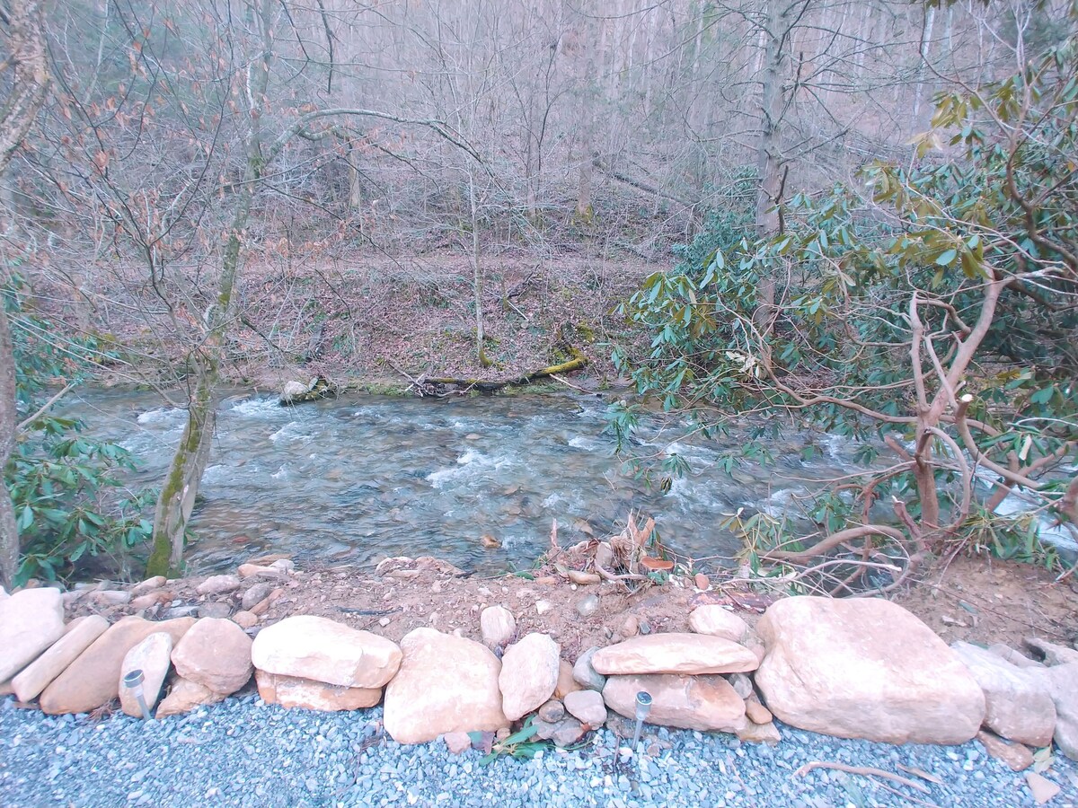 Smoky Mountain Glamping On Bold Stream With Private Hot Tub