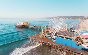 20 mins to the famous Santa Monica Pier.