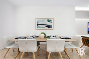 Share sumptuous meals with the family in this sophisticated dining area 🥣