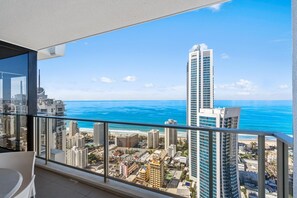 Enjoy stunning views on the water and the city in this balcony💖