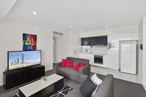 Living room with plenty of couch space 🛋