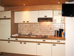 Cabinetry, Comptoir, Propriété, Evier, Évier, Cuisinière, Gaz Poele, Appareil De Cuisine, Robinet, Cuisine