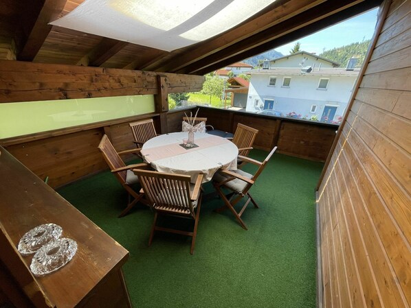 Table, Propriété, Meubles, Bâtiment, Chaise, Bois, Design Intérieur, Fenêtre, Mobilier De Jardin, Architecture