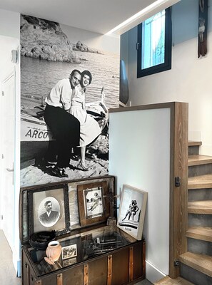 Dès l'entrée, mes parents (fiancés, en 1956) vous souhaiterons la bienvenue :)