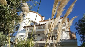 La villa "Entre ciel et mer", avec sa demi tour et sa grande terrasse.