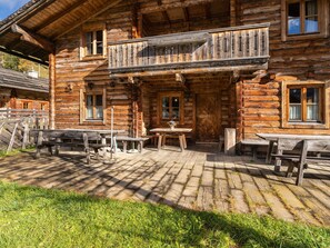 Meubles, Fenêtre, Propriété, Bâtiment, Table, Bois, Chalet, Porche, Plante, Maison