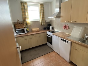 Cabinetry, Evier, Comptoir, Meubles, Fenêtre, Appareil De Cuisine, Cuisinière, Électroménager, Cuisine, Évier