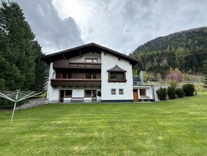 Wolke, Himmel, Gebäude, Pflanze, Fenster, Baum, Haus, Veranda, Grundstueck, Gras