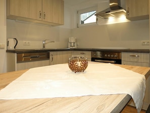 Tabelle, Cabinetry, Möbel, Eigentum, Countertop, Gebäude, Holz, Küche, Beleuchtung, Flooring