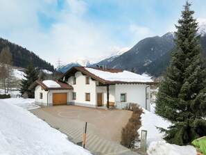 Himmel, Wolke, Gebäude, Berg, Eigentum, Schnee, Fenster, Pflanze, Baum, Haus