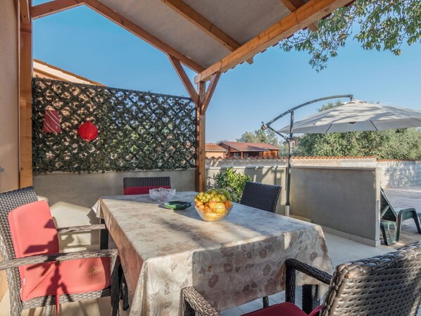 Table, Furniture, Sky, Property, Plant, Flowerpot, Chair, Shade, Interior Design, Building