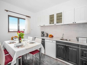 Zimmer, Eigentum, Möbel, Countertop, Küche, Cabinetry, Interior Design, Gebäude, Grundeigentum, Haus