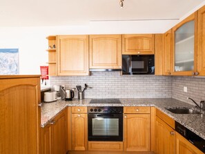 Brown, Cabinetry, Countertop, Kitchen Sink, Property, Sink, Building, Blue, Wood, Kitchen